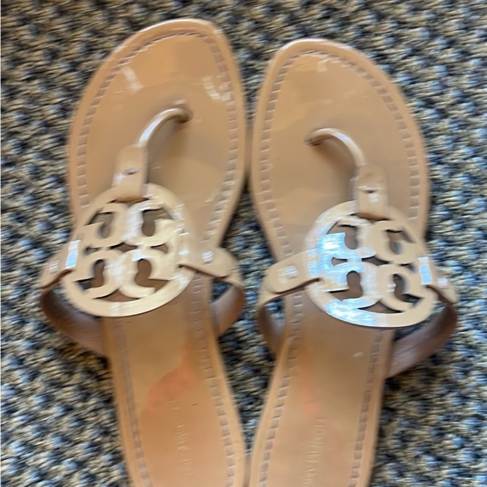 Tory Burch Patent Logo Toe-Post Sandals in Beige